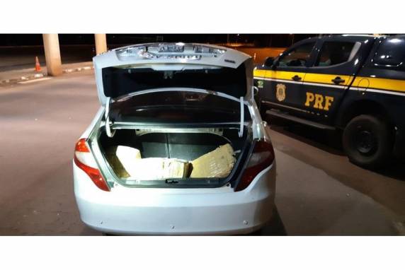Policiais rodoviários abordaram na BR 163, em Guaíra, um JAC J3 que viajava para Passo Fundo