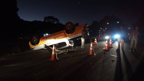 Policiais rodoviários estaduais ficam feridos em capotamento na ERS 324 - foto 3