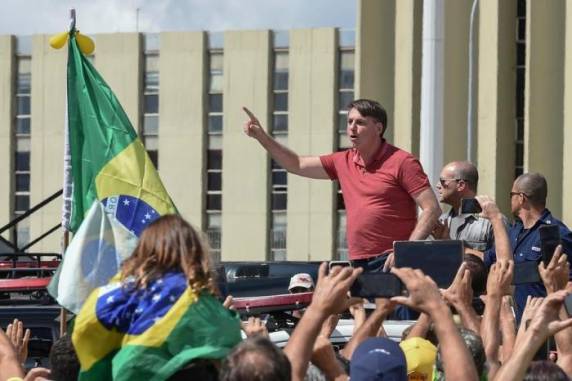 Manifestação também protestou contra o Congresso e as políticas de distanciamento social