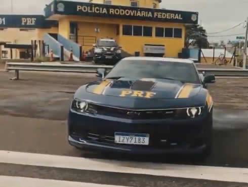 Como o veículo é de origem estrangeira, as autoridades demoraram cerca de dois anos para regularizar a sua situação no Brasil