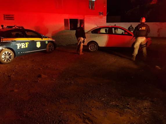 O homem foi preso na noite de sábado (18), posto em liberdade provisória no domingo (19) e novamente detido com um carro roubado na segunda-feira (20)