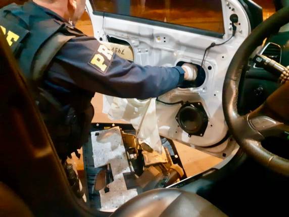 O homem possuía mandado de prisão por tráfico de drogas