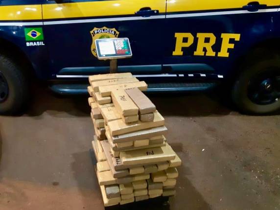 O homem possuía mandado de prisão por tráfico de drogas