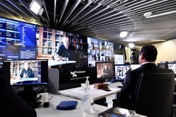 A proposta também permite que homens chefes de família recebam o dobro do valor e que mães solteiras menores de 18 anos possam receber o benefício