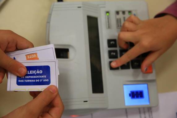 Parlamentares alegam que adiamento do processo eleitoral trazer prejuízo ao rito democrático