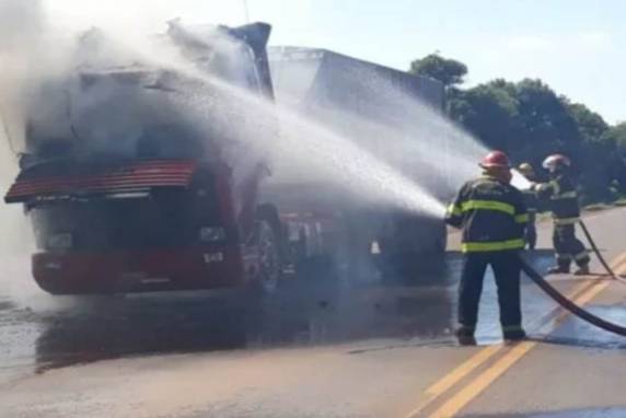Bombeiros combateram o incêndio no caminhão às margens da ERS 406 e a PRE fez o controle do trânsito