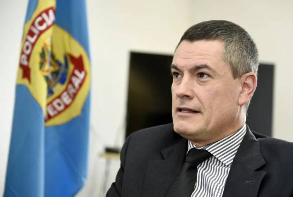 Ex-ministro falou que não assinou saída de Maurício Valeixo, publicada nesta madrugada. PGR pediu inquérito para apurar falsidade ideológica