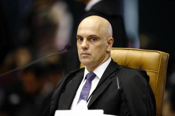 Decisão de Alexandre de Moraes ocorre após Moro afirmar que Bolsonaro tinha intenção de intervir politicamente na Polícia Federal