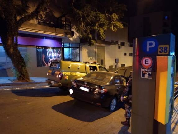 Após andar na contramão e empreender fuga, mulher colide em viatura do 3°BP/Choque - foto 2