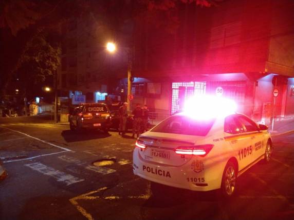 Após andar na contramão e empreender fuga, mulher colide em viatura do 3°BP/Choque - foto 3