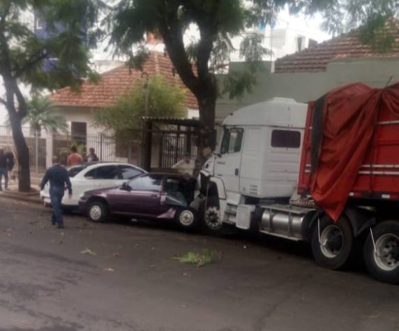 Carreta bate em carro estacionado no centro de Ijuí - foto 2
