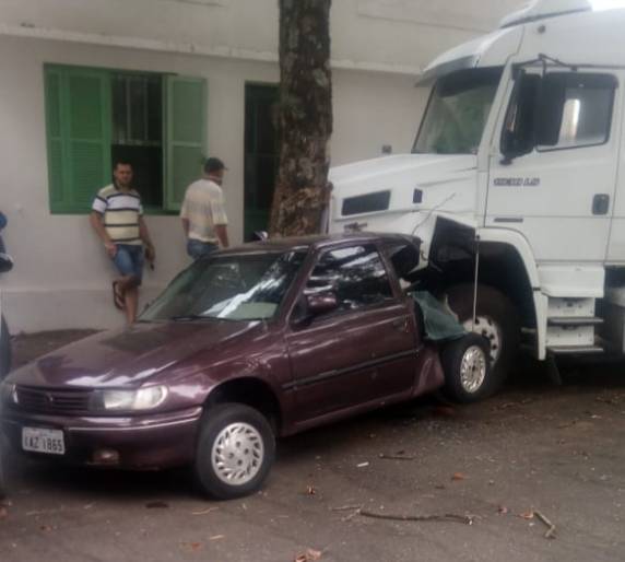 Carreta bate em carro estacionado no centro de Ijuí - foto 3