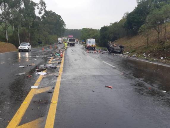 Carro capotou e ficou com as rodas para cima na rodovia, em Triunfo