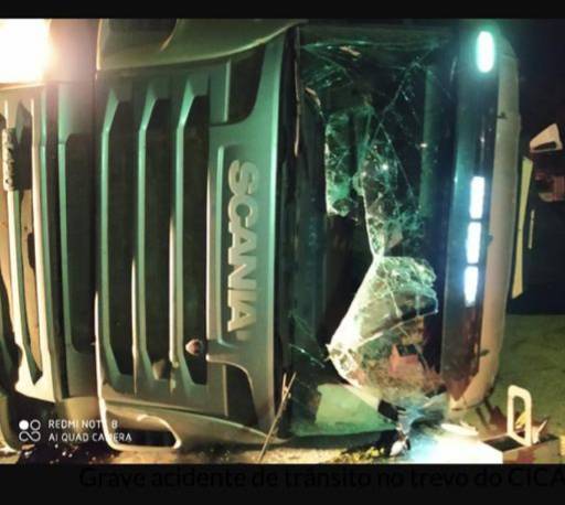 Grave acidente de trânsito no trevo do CICA em Cruz Alta envolve carreta de Três de Maio - foto 2