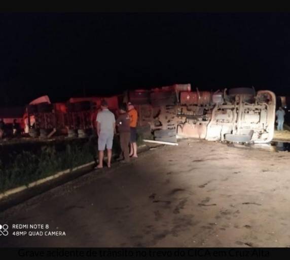 Grave acidente de trânsito no trevo do CICA em Cruz Alta envolve carreta de Três de Maio - foto 3
