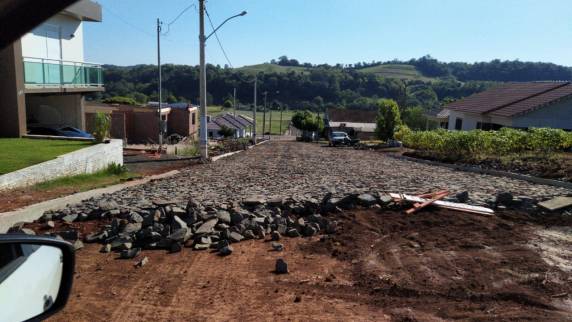 Visando o Fortalecimento do trânsito de pessoas e melhoramento da infraestrutura viária, Administração  Municipal pavimenta 5 ruas na cidade de São Jose do Inhacorá