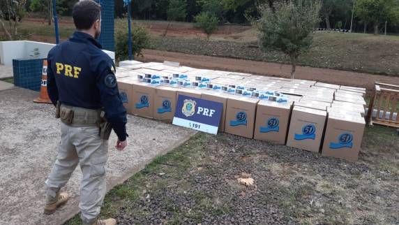 PRF prende contrabandista e apreende carga de cigarros avaliada em R$ 270 mil em Santiago - foto 2