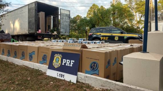 PRF prende contrabandista e apreende carga de cigarros avaliada em R$ 270 mil em Santiago - foto 3