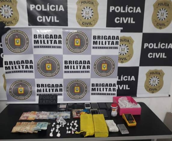 O material apreendido e a dupla foram conduzidos à Delegacia de Polícia.