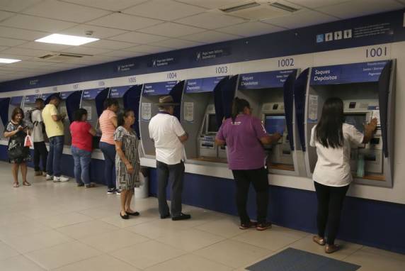 Oitocentas agências da Caixa estarão abertas no Brasil inteiro, com atendimento das 8h às 14h