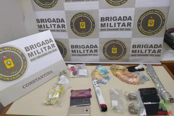No total da ocorrência, foram apreendidos 275 pedras de crack, 18 buchas de cocaína, 5,2g de crack, 6,4g de cocaína, 140g de maconha, 7 aparelhos de celular e um valor de R$1.144,45 reais