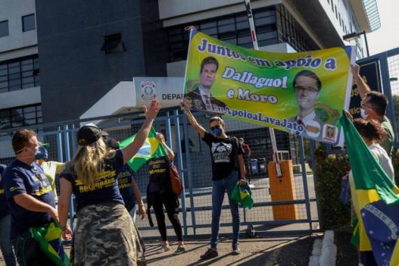 Partidários do ex-ministro e do presidente Jair Bolsonaro se aglomeraram do lado de fora do prédio