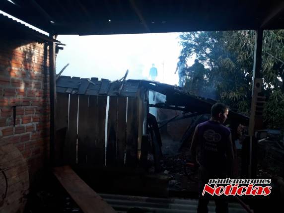 Incêndio destrói residência no bairro Pró-Morar em Três de Maio - foto 3