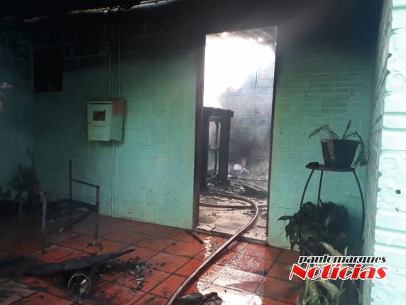 Incêndio destrói residência no bairro Pró-Morar em Três de Maio - foto 6