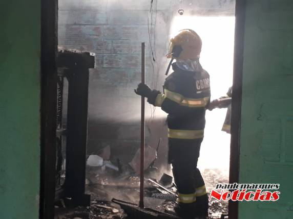 Incêndio destrói residência no bairro Pró-Morar em Três de Maio - foto 5