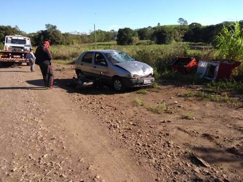 Colisão envolveu motocicleta e veículo de passeio