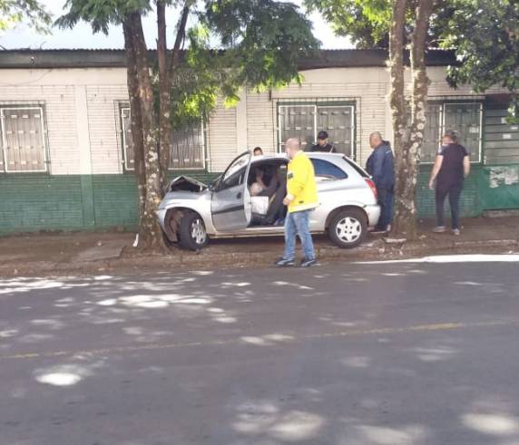 Duas pessoas ficam feridas após veículo colidir em árvore no centro de Ijuí - foto 3