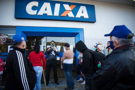 Além do movimento nas agências, houve dificuldade para acessar o Caixa Tem