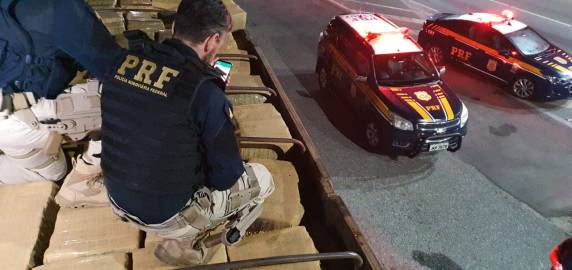 PRF flagra bitrem carregado com duas toneladas de maconha em Joinville, na BR 101 - foto 2