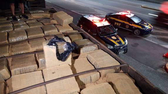 PRF flagra bitrem carregado com duas toneladas de maconha em Joinville, na BR 101 - foto 4