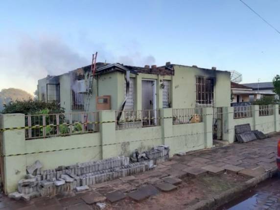 Casa totalmente consumida pelas chamas