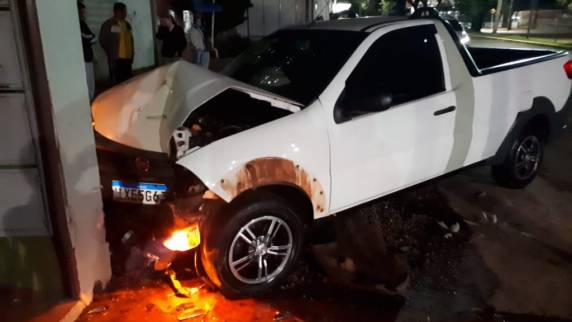 Ladrão furta veículo de revendedora, perde controle e bate em bar, então ele volta e furta outro - foto 2