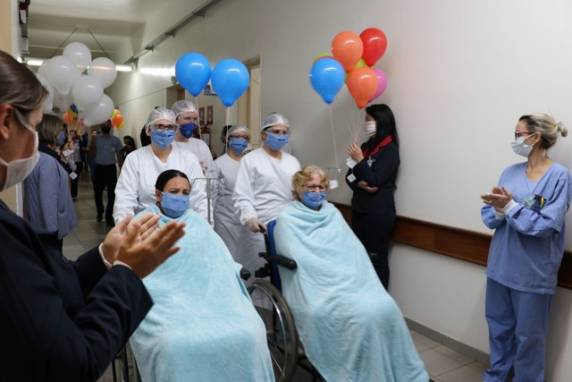 São Vicente de Paulo fez ato com uma centena de balões coloridos para homenagear recuperados do coronavírus. Também foi feito um minuto de silêncio para lembrar pessoas que morreram da doença
