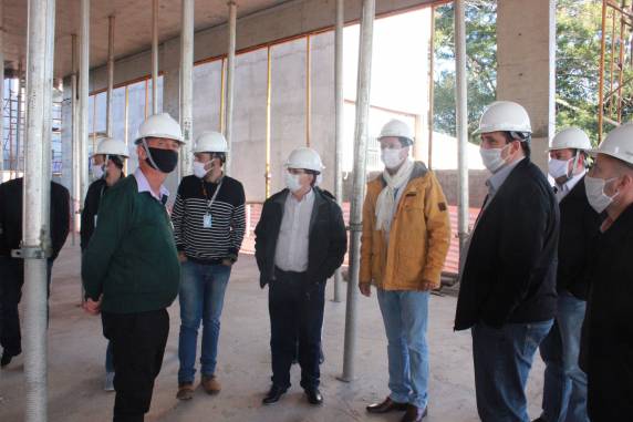 Prefeito e Imprensa visitam obra da nova agência e sede da Sicredi Noroeste RS - foto 3