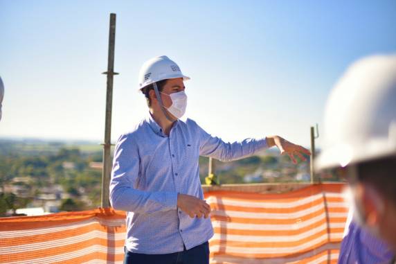 Prefeito e Imprensa visitam obra da nova agência e sede da Sicredi Noroeste RS - foto 4