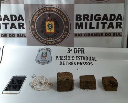 Os objetos ficaram presos à grade sobre o pátio, sendo recolhidos e apreendidos