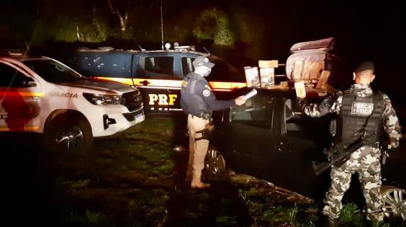 Os traficantes tentaram fugir e se desfazer da droga, jogando-a para fora do veículo