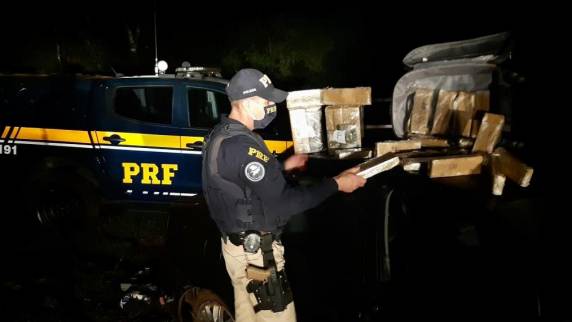 Os traficantes tentaram fugir e se desfazer da droga, jogando-a para fora do veículo
