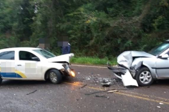 Colisão frontal envolvendo um veículo Vectra e um Gol