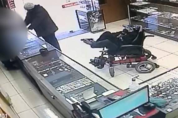 Imagem mostra que assaltante ameaçou funcionário segurando a arma em um dos pés