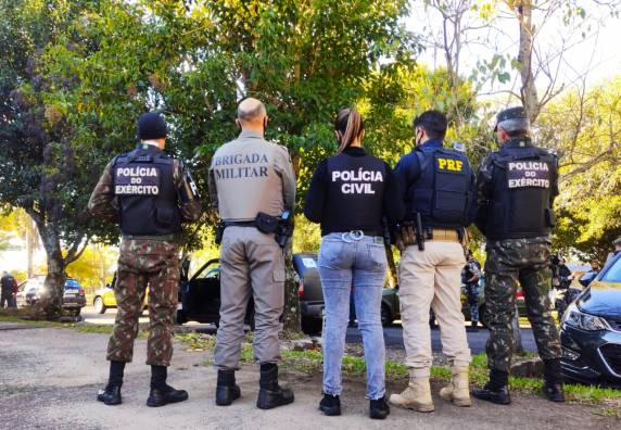 Cinco presos, drogas e objetos furtados apreendidos em operação policial em Santiago - foto 3