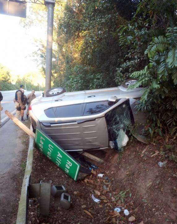 Mais de 420 quilos de maconha são localizados em veículo capotado na BR 282 em Águas Mornas - foto 3