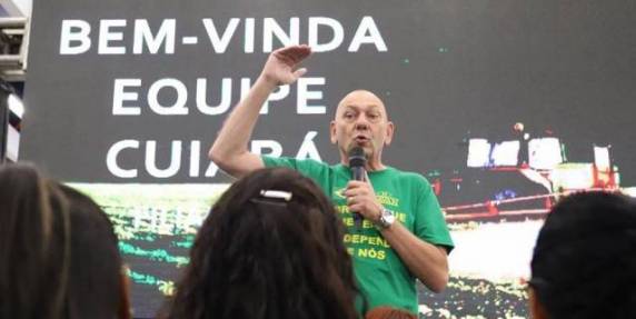 Ministro do STF autorizou busca e apreensão contra aliados de Bolsonaro, como o ex-deputado Roberto Jefferson e o empresário Luciano Hang. Operação é parte do inquérito das 'fake news'