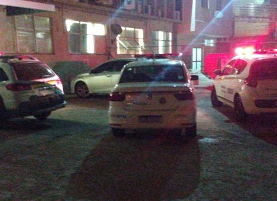 Mãe alega ter saído para comprar leite e, ao retornar, encontrou a criança ferida