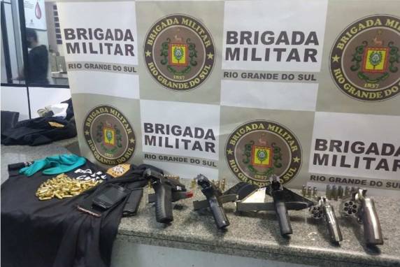 Ao todo, foram apreendidas seis armas, uma delas a pistola Nove milímetros utilizada para o assassinato