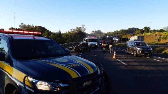 Acidente aconteceu na altura do km 359 da rodovia. Vítimas tinham 28 e 31 anos